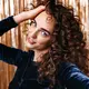 Rambut curly identik dengan volume, tekstur, dan karakter yang kuat. Namun saat ingin tampil lebih rapi untuk acara formal atau momen spesial, banyak pemilik rambut ikal justru bingung bagaimana menatanya tanpa membuatnya terlihat terlalu mengembang atau kehilangan bentuk alaminya. (foto/dok: freepik/lookstudio)