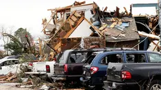 Sejumlah kendaraan rusak dan sebagian bangunan hancur di sebuah lapangan parkir apartemen di Texas, Amerika Serikat, (28/12). Sedikitnya 11 orang tewas di daerah Dallas akibat tornado ini. (REUTERS/Todd Yates)