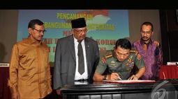Penandatanganan piagam itu disaksikan langsung Menteri PAN-RB Azwar Abubakar, Ketua KPK Abraham Samad dan Ketua Ombudsman RI Danang Garindrawardana, Jakarta, Senin (11/8/2014) (Liputan6.com/Miftahul Hayat)