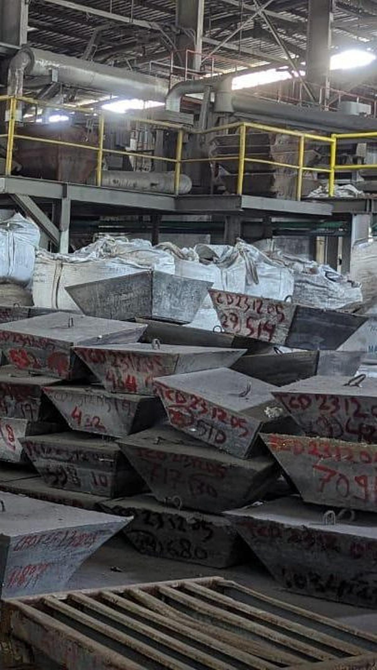 Penampakan timah yang tersimpan di dalam sebuah gudang di lingkungan perusahaan PT Refined Bangka Tin (RBT). Dokumen foto: Kejagung