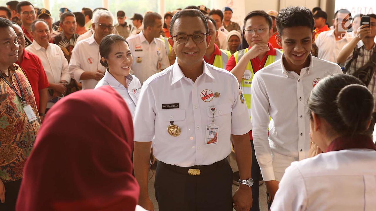 Anies Baswedan Uji Coba LRT Jakarta Bersama Warga di Rawamangun
