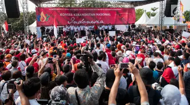 Suasana keramaian saat Konser Kebangkitan Nasional di Waduk Pluit, Penjaringan, Jakarta Utara, Sabtu (20/5). Konser ini bertajuk 'Satukan semangat untuk satu negeri dan jadilah bagian dari meriahnya kebangkitan Indonesia'. (Liputan6.com/Gempur M. Surya)