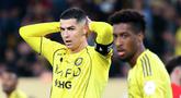 Pemain Al-Nassr, Cristiano Ronaldo, tampak kecewa setelah takluk dari Al-Qadisiyah pada laga Liga Arab Saudi di Stadion Al Awwal Park, Jumat (9/1/2026) dini hari WIB. (AFP/Fayez Nureldine)
