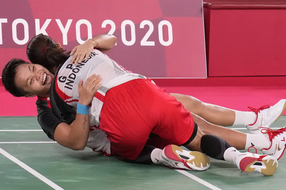 Foto: Momen Luapan Kegembiraan Pasangan Greysia Polii dan Apriyani Rahayu Saat Berhasil Sabet Medali Emas Olimpiade Tokyo 2020