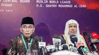 Ketua Umum Pengurus Besar Nahdlatul Ulama (PBNU) Yahya Cholil Staquf dan Perwakilan Muslim World League (MWL) atau Liga Muslim Dunia dalam acara Forum Religion 20 (R20) di Bali. (Dok. Liputan6.com/Muhammad Radityo Priyasmoro)