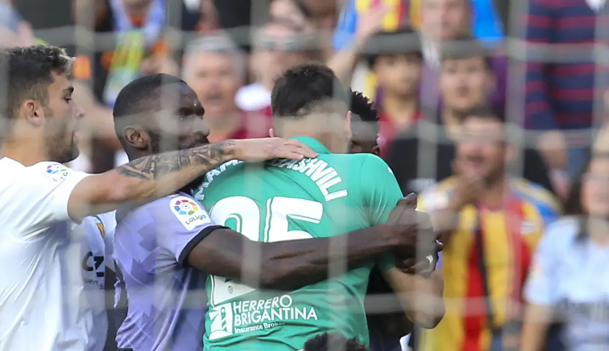 Kiper Valencia, Giorgi Mamardashvili terlibat keributan dengan striker Real Madrid, Vinicius Junior pada laga pekan ke-35 Liga Spanyol 2022/2023 di Mestalla Stadium, Valencia, Senin (22/5/2023) dini hari WIB. (AP Photo/Alberto Saiz)