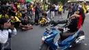 Sejumlah fotografer memotret seorang model yang berpose di atas motor di Jalan MH Thamrin, Jakarta, Minggu (19/7/2015). Momen Jakarta sepi akibat banyak yang mudik, dimanfaatkan fotografer untuk memotret model. (Liputan6.com/Johan Tallo)