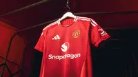 Penampilan jersey terbaru MU. (Bola.com/Dok. Manchester United)