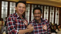 Cagub DKI Jakarta Basuki Tjahaja Purnama (Ahok) bersama  Cawagub Djarot Saiful Hidayat berada di acara penggalangan dana kampanye di Jakarta, Minggu (27/11). (Liputan6.com/Herman Zakharia)