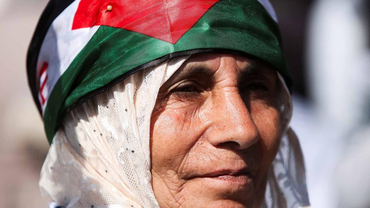 Momen Peluk Tangis Haru Pembebasan Sandera Warga Palestina