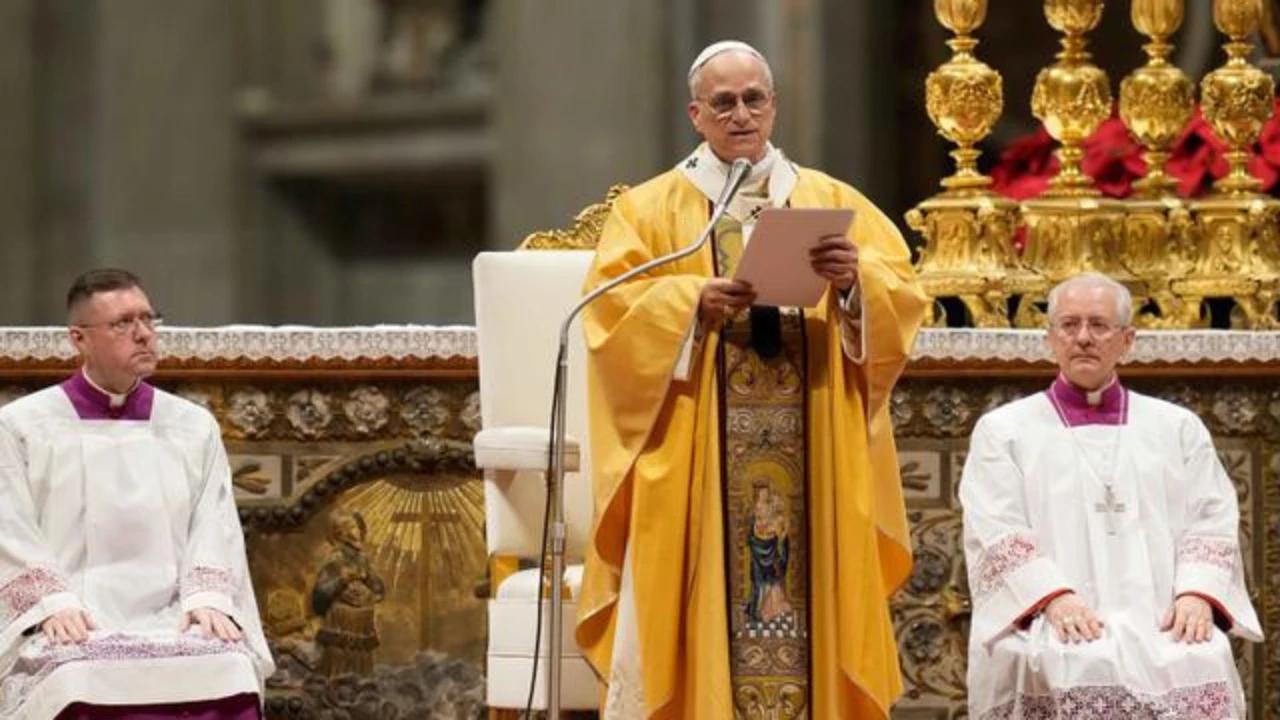 Paus Leo XIV Kritik Sistem Ekonomi yang Abaikan Martabat Manusia di Misa Natal Perdananya
