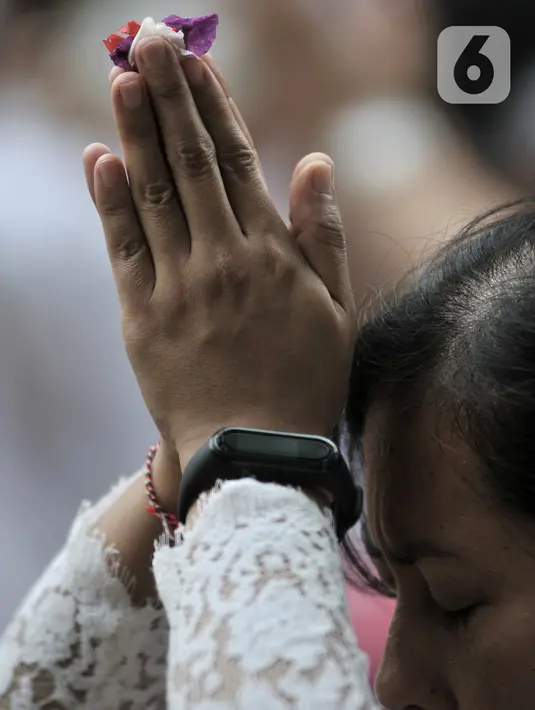 Umat Hindu menggelar persembahyangan Hari Raya Galungan di Pura Aditya Jaya, Rawamangun, Jakarta, Rabu (19/2/2020). Hari Raya Galungan yang dirayakan umat Hindu setiap 210 hari itu merupakan perayaan kemenangan Dharma atau kebenaran melawan Adharma atau kejahatan. (merdeka.com/Iqbal S Nugroho)