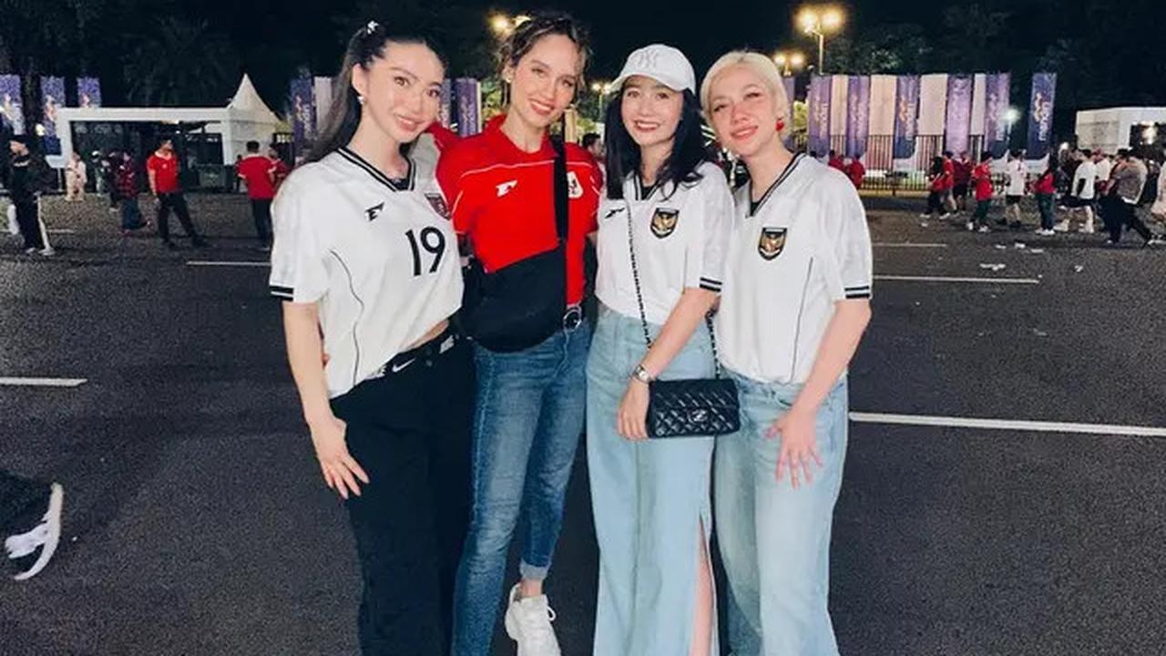 6 Potret Febby Rastanty Nonton Timnas Bareng Teman Artis, Suami Sedang Bertugas