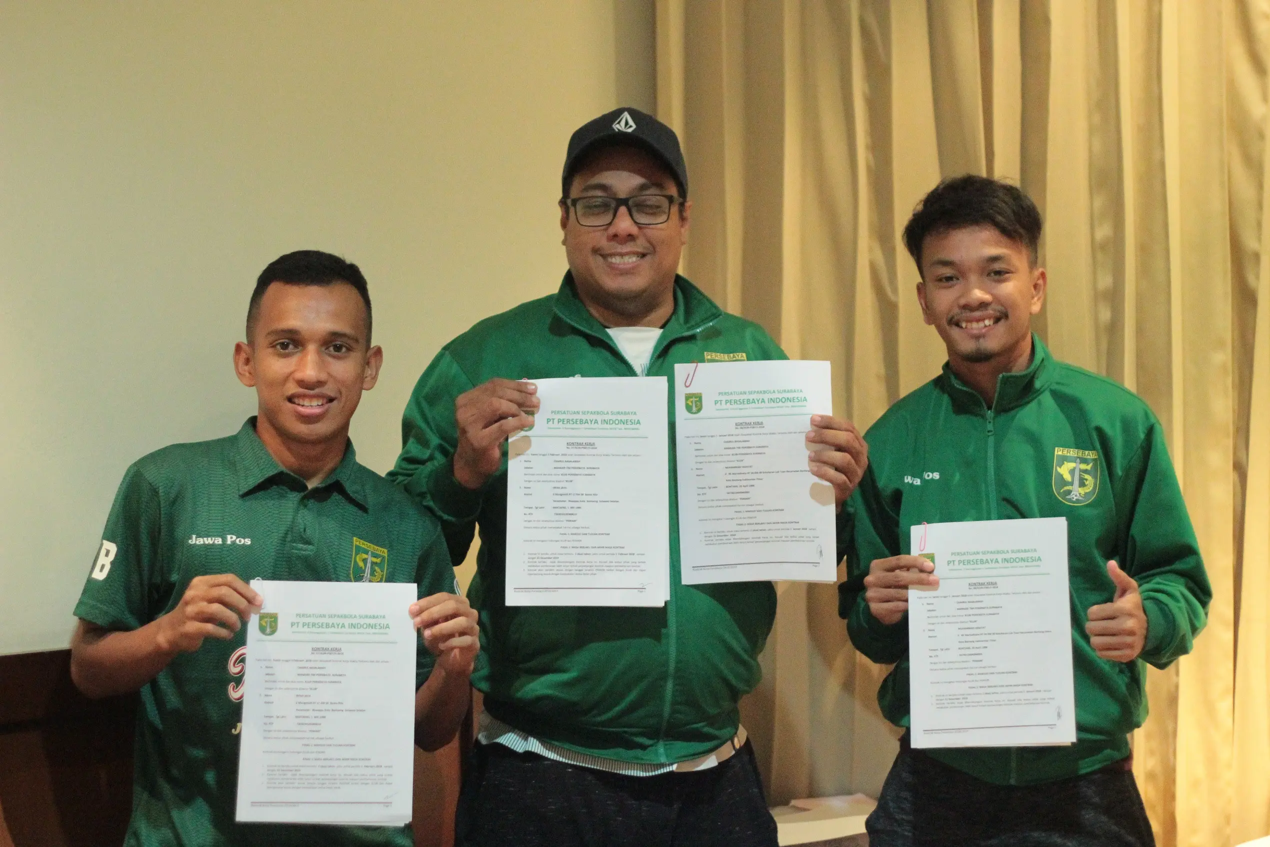 Manajer Persebaya Chairul Basalamah (tengah) memperpanjang kontrak Irfan Jaya (kiri) dan Hidayat (kanan). (Liputan6.com/Dimas Angga P)