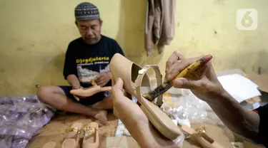 Pekerja sedang menyelesaikan produksi home industri sepatu wanita pesanan pembeli di Pamulang, Tangerang Selatan, Banten,  Rabu (14/10/2020). Sepatu wanita berbagai jenis tersebut dijual dengan harga Rp 140 ribu hingga Rp 190 ribu. (merdeka.com/Dwi Narwoko)