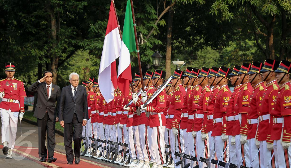 Presiden Jokowi dan Presiden Italia Sergio Mattarela saat melewati barisan upacara penyambutan di Istana Merdeka, Jakarta, (9/11/2015). Kunjungan Presiden Mattarella untuk meningkatkan kerja sama ekonomi antara kedua negara. (Liputan6.com/Faizal Fanani)