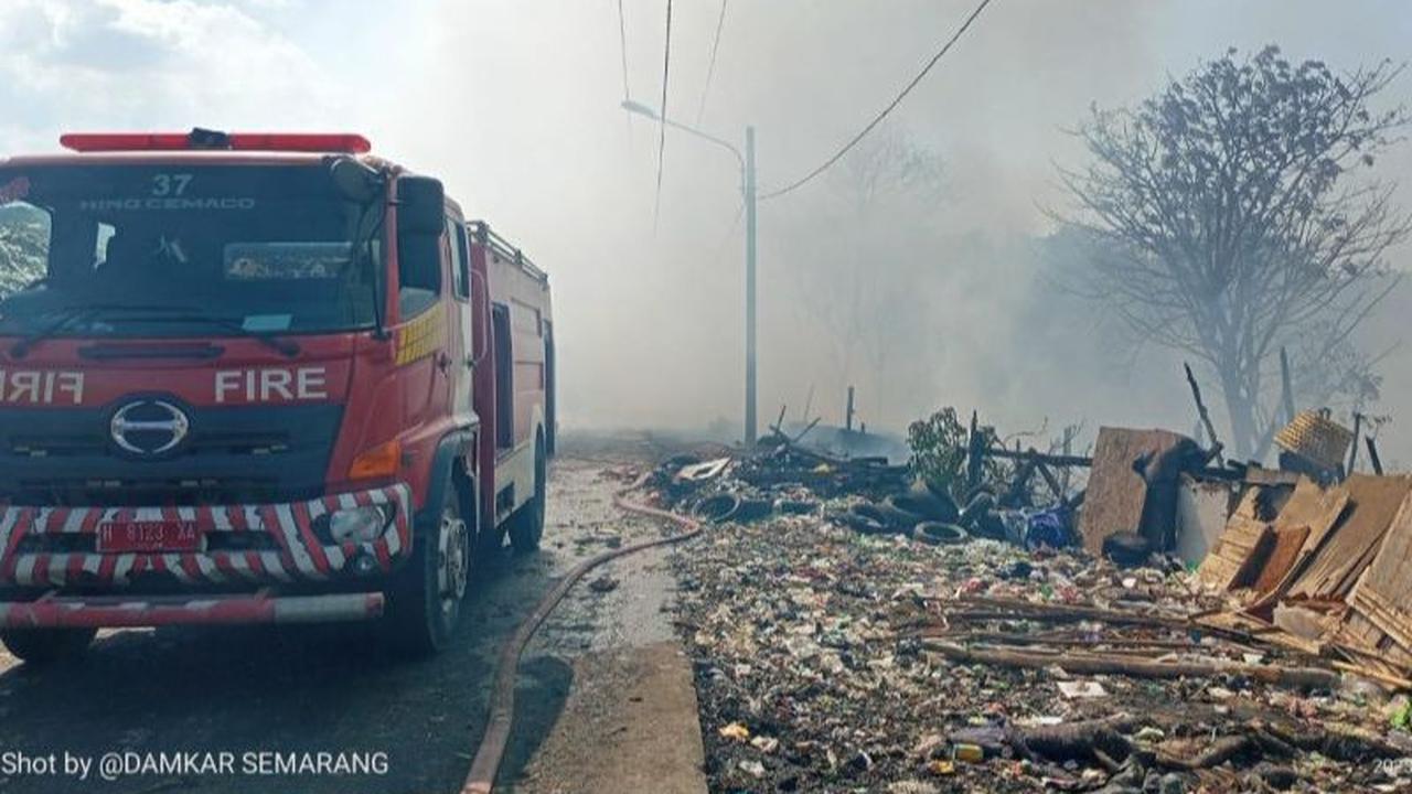 Pemilik Gudang Rongsok, Atik mengaku gudang rongsoknya telah terbakar dan barang-barang dagangannya tak sempat untuk diselamatkan.<br>