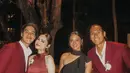 Syifa Hadju dan EL Rumi sama-sama menjadi bridesmaid dan groomsmen dengan pakaian serba maroon. El tampil dengan setelan jas, sedangkan Syifa mengenakan long dress halter neck sleeveless dengan aksen belt dihiasi beads. [@gelaelized]