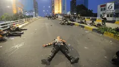 Anggota Dalmas BKO dari Polda Bali beristirahat usai mengamankan perusuh di atas fly over Slipi, Jakarta, Rabu (22/5/2019). Bentrokan panjang dengan para perusuh membuat anggota kepolisian yang berhadapan langsung kurang beristirahat. (merdeka.com/Arie Basuki)