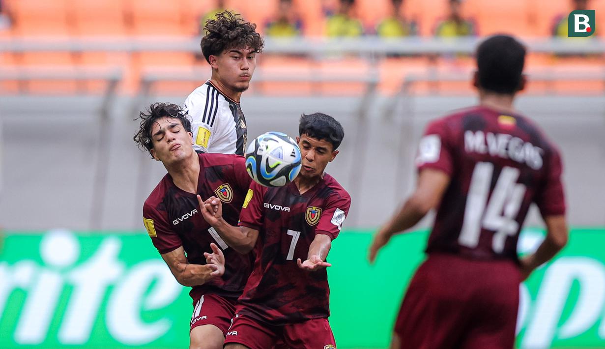 Venezuela yang mewakili Grup F menempati posisi keempat klasemen tim peringakt ketiga terbaik dengan raihan 4 poin hasil dari satu kali menang, satu kali imbang dan sekali kalah. Baik Uzbekistan maupun Venezuela sama-sama memiliki selisih gol berimbang, yaitu 0 hasil dari 5 kali memasukkan dan 5 kali kemasukan. (Bola.com/Bagaskara Lazuardi)