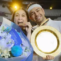 Raffi Ahmad keluar sebagai pemenang The Juara. The Juara adalah pertandingan tenis, di mana Raffi melawan Taufik Hidayat. Menarik melihat potret kebersamaan Raffi Ahmad didukung oleh keluarganya, termasuk Nagita Slavina yang tampil cantik natural. [Foto: Instagram/raffinagita1717]