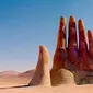 Tangan raksasa di gurun Atacama Chile ternyata karya seniman ternama Mario Irareazabal dari Chile.