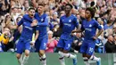Para pemain Chelsea merayakan gol yang dicetak oleh Jorginho ke gawang Brighton & Hove Albion pada laga Premier League di Stadion Stamford Bridge, Sabtu (28/9). Chelsea menang 2-0. (AP/Frank Augstein)