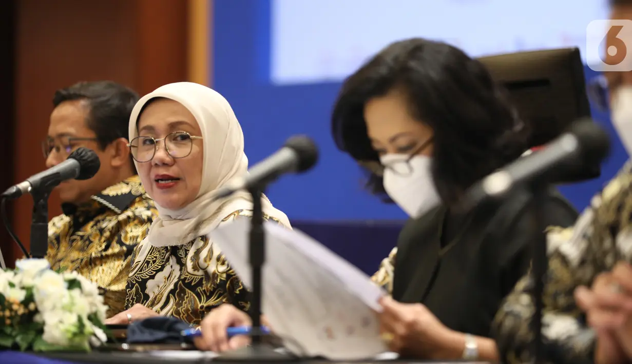 Direktur Keuangan dan Manajemen Risiko KAEF Lina Sari memberi keterangan pers seusai Rapat Umum Pemegang Saham Tahunan (RUPST) Tahun Buku 2021 di Jakarta, Rabu (11/5/2022). RUPST PT Kimia Farma Tbk telah menyetujui dan mengesahkan penetapan penggunaan laba bersih yang dapat diatribusikan kepada pemilik entitas induk untuk tahun buku 2021 sebesar Rp 302,27 miliar.  (Liputan6.com/HO/Rizal)