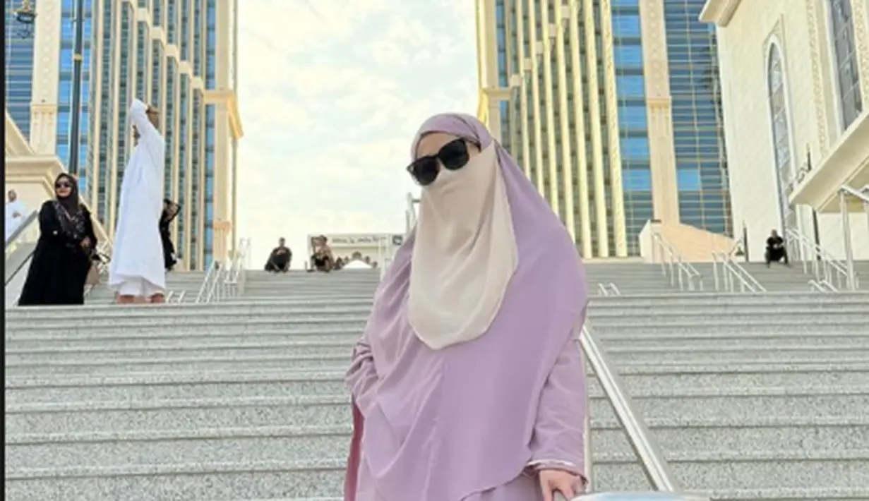 Momen perjalanan umrohnya diunggah Okie Agustina di laman Instagramnya. Sempat tertunda, Okie Agustina bersyukur bisa menjalani ibadah umroh tahun ini bersama Miro. Ibadah umroh ini merupakan ibadah umroh pertama bagi Miro. Lewat keterangan unggahannya Okie Agustina ungkap bahwa Kiesha Alvaro yang menanggung biaya umroh dirinya dan Miro. (Liputan6.com/IG/okieagustina_)