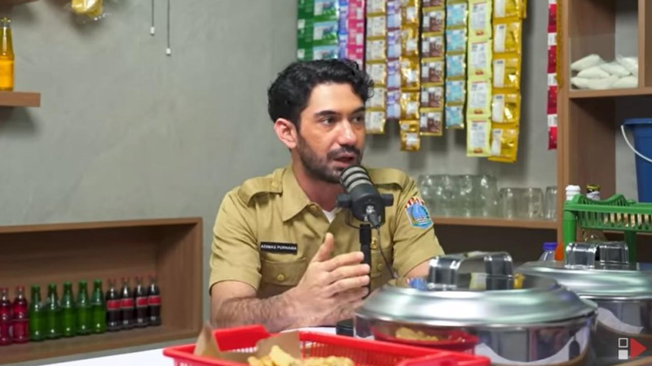 Pernah Dilempar Penghapus sama Guru, Reza Rahadian Kini Justru Tertarik Jadi Menteri Pendidikan.  foto: Youtube HAS Creative