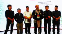 Ketua Divisi SDM dan Litbang KPU Jatim, Eka Wisnu Wardhana mengungkapkan, jumlah petugas pemungutan suara (PPS) gugur dalam tugas, dari tiga kini menjadi lima orang. (Liputan6.com/ Dian Kurniawan)