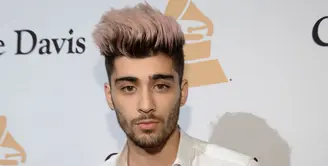 Meski selalu terlihat maskulin, Zayn Malik nggak ragu untuk mengubah warna rambut menjadi pink. Kendati demikian, ia masih tetap ganteng banget! (Digital Spy)