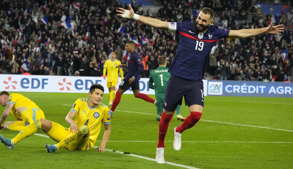 Karim Benzemaa membawa Prancis unggul 4-0 saat laga babak kedua berjalan 10 menit. Sontekan kaki kanannya bersarang di gawang Kazakhstan usai meneruskan umpan Theo Hernandez. (AP/Michel Euler)