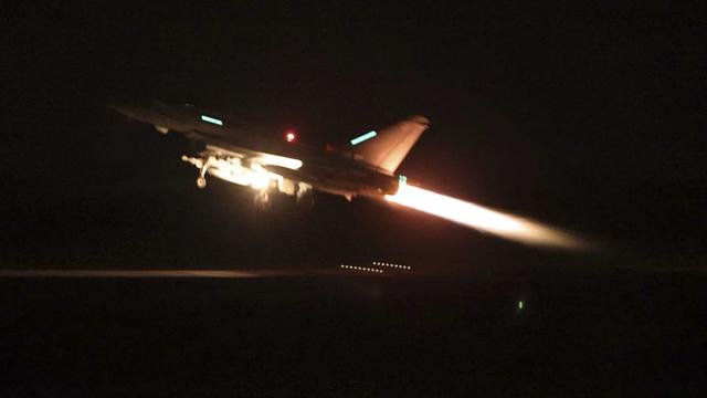 Pesawat Jet RAF Typhoon lepas landas dari RAF Akrotiri di Siprus untuk misi menyerang sasaran Houthi di Yaman 11 Januari 2024.(Sersan Lee Goddard, Kementerian Pertahanan Inggris Via AP)
