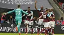 Para pemain West Ham United merayakan kemenangan atas Tottenham Hotspur pada laga Piala Liga Inggris di Stadion Wembley, Rabu (25/10/2017). West Ham United menang 3-2 atas Tottenham Hotspur. (AP/Kirsty Wigglesworth)