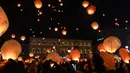 Orang-orang melepaskan lentera selama pertemuan Natal di alun-alun pusat Athena, Yunani, 24 Desember 2022. (AP Photo/Yorgos Karahalis)