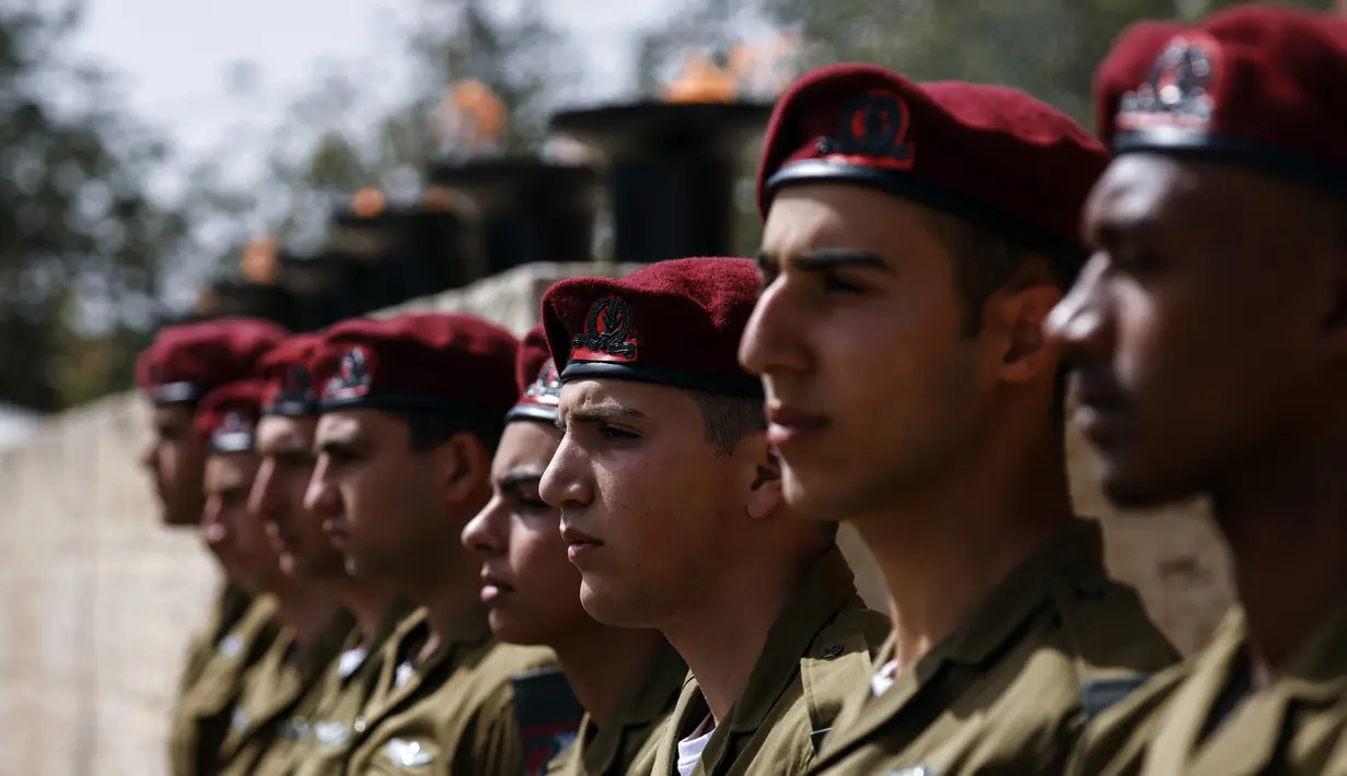 <p>Tentara Israel menghadiri upacara memperingati Hari Peringatan Holocaust di Warsaw Ghetto Square, Yad Vashem, Yerusalem, Israel, 28 April 2022. (Amir Cohen/Pool Photo via AP)</p>