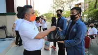 Wali kota Tarakan serahkan bantuan paket sembako kepada Mahasiswa dan Siswa yang terdampak Covid-19. (Foto:Dok.Pemkot Tarakan)