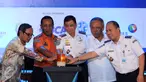 Menteri Perhubungan, Ignasius Jonan (tengah) bersama Menteri PU dan PR, Basuki Hadimuljono (kedua kanan) menekan tombol saat meresmikan Pameran Transportasi Indonesia 2015 di Jakarta, Rabu (16/9/2015). (Liputan6.com/Helmi Fithriansyah)