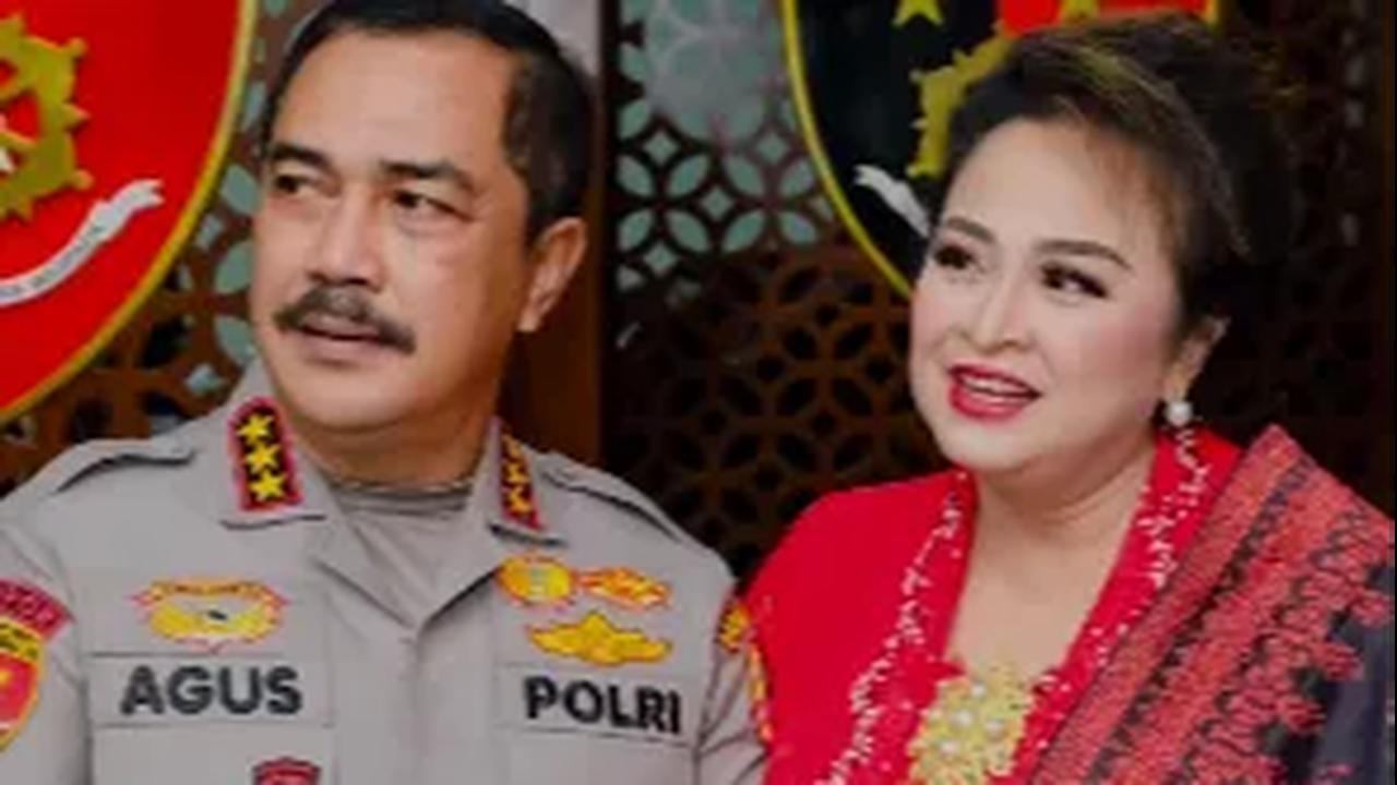 Potret terakhir lantas menampilkan saat Agus telah menjadi sosok jenderal. Tak tanggung-tanggung, sosoknya bahkan memiliki pangkat bintang tiga saat berpose bersama sang istri tercinta. <br>