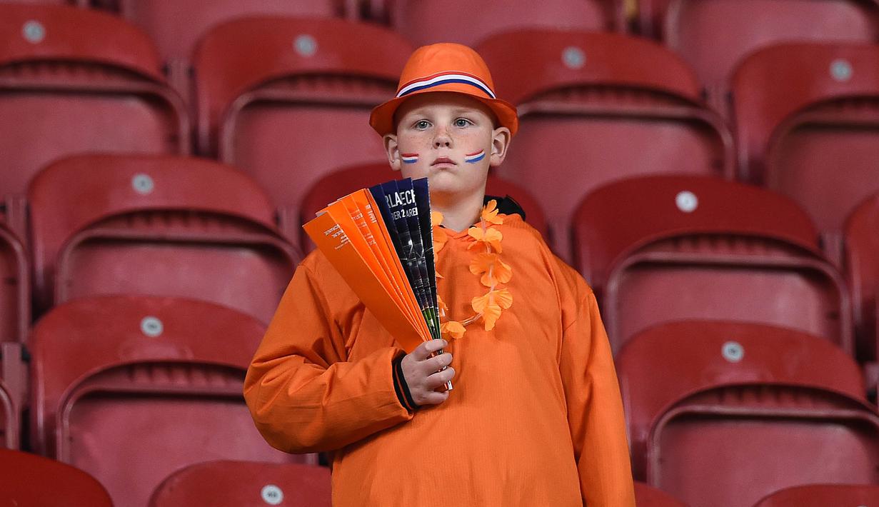 Seorang pendukung Belanda tampak murung menyaksikan kegagalan De Oranje lolos ke Piala Eropa 2016 usai takluk dari Ceska 2-3 di Stadion Amsterdam Arena, Belanda, Rabu (14/10/2015). (AFP Photo/Emmanuel Dunand)