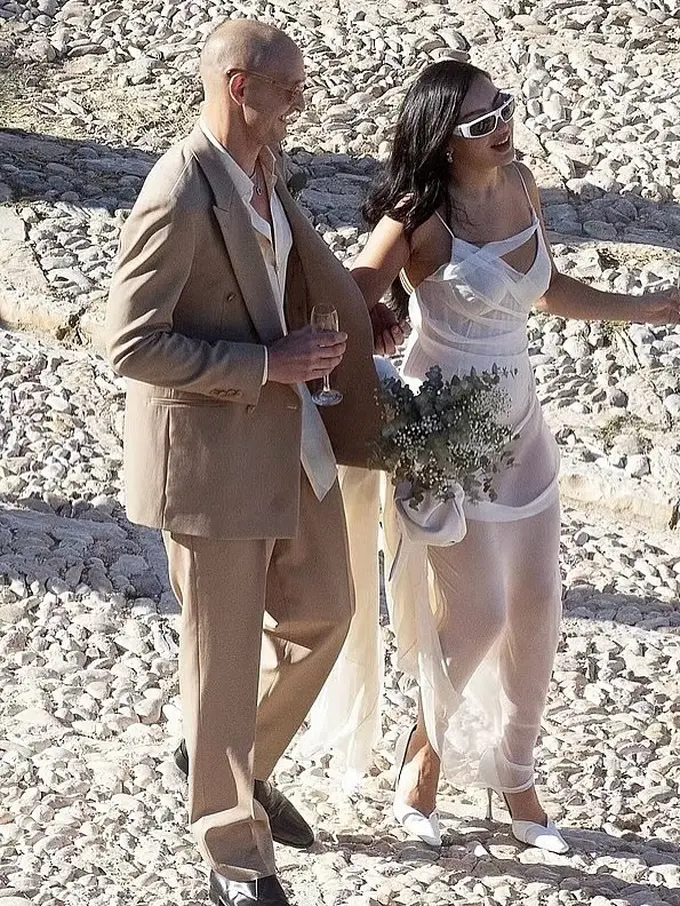 Potret Charli XCX 'Menikah Lagi', Tampil Berani dengan Gaun Sheer Putih