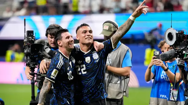 Pemain Argentina Lionel Messi (kiri) dan Lautaro Martinez