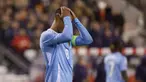 Ekspresi kecewa pemain Belgia, Youri Tielemans setelah gagal mencetak gol melalui tendangan penalti ke gawang Prancis pada laga lanjutan UEFA Nations League A grup 2 yang berlangsung di King Baudouin stadium, Brussels, Belgia, Selasa (15/10/2024) dini hari WIB. (AP Photo/Geert Vanden Wijngaert)