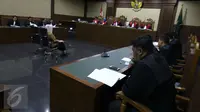 Mantan Menkes Siti Fadilah Supari mendengarkan pembacaan dakwaan oleh JPU di Pengadilan Tipikor, Jakarta, Senin (6/2). Sebelumnya, Siti ditetapkan sebagai tersangka oleh KPK dan telah ditahan sejak 24 Oktober 2016. (Liputan6.com/Helmi Afandi)
