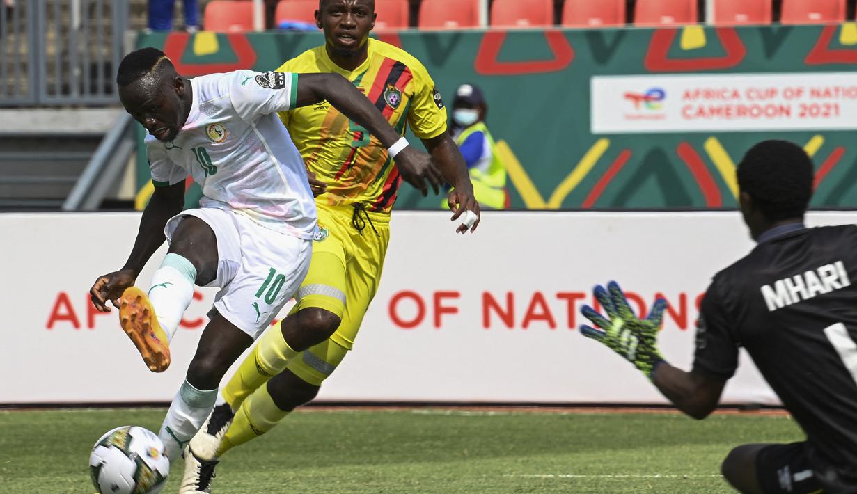 Sadio Mane. Striker Senegal yang sedang menjalani musim ke-6 bersama Liverpool ini telah mencetak 27 gol untuk Timnas Senegal dari total 81 caps sejak tahun 2012. Dalam Edisi Piala Afrika 2019 ia mampu membawa Senegal finis di posisi kedua usai kalah dari Aljazair di final. (AFP/Pius Utomi Ekpei)