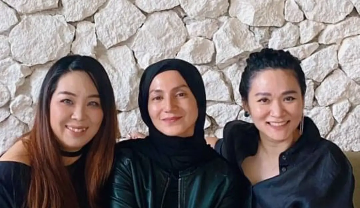 Pesona kenakan hijab, Wanda Hamidah banjir pujian dari netizen. Kecantikannya pun kian tak luntur. (FOTO: instagram.com/wanda_hamidah)