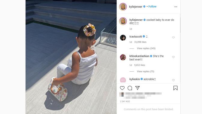 Putri Kylie Jenner, Stormi Webster, tampil dalam balutan outfit serba putih dan tas dari Louis Vuitton. (dok. Instagram @kyliejenner/https://www.instagram.com/p/CCq1vCvnyWA/?hl=en/Putu Elmira)