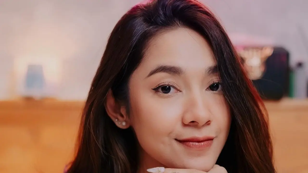 Potret Dinda Kirana Pose di Atas Ranjang