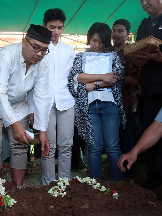 Farhan dan keluarga pun menebar bunga di atas makam Muhammad Ridzky Khalid.  Kiki positif mengidap leukimia stadium 4 dan mengalami koma selama delapan hari saat pembuluh darah di paru-parunya pecah. (Deki Prayoga/Bintang.com)